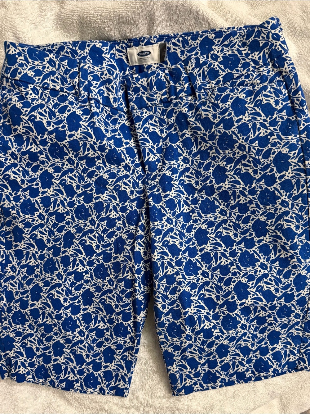 Old Navy Blue and White Floral Print Bermuda Shorts (size 4)